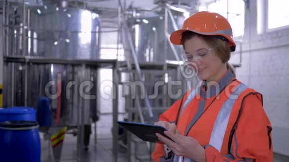 繁重的女性工作女工程师的头像变成头盔和带平板电脑的工作服做出深思熟虑的决定视频的预览图