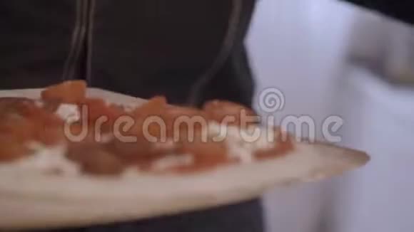 厨师正在烤箱里放披萨视频的预览图