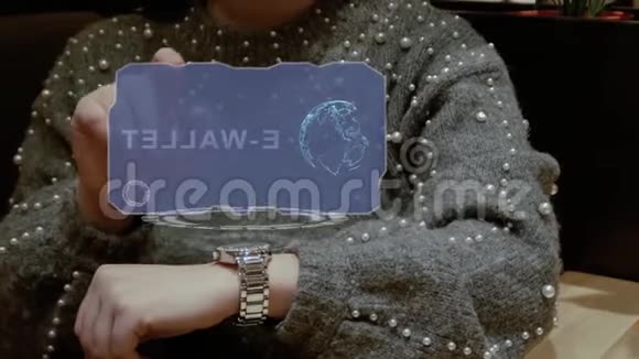 女人使用带有电子钱包的全息手表视频的预览图