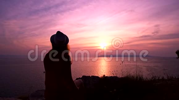 女孩在海上欣赏日落美景视频的预览图