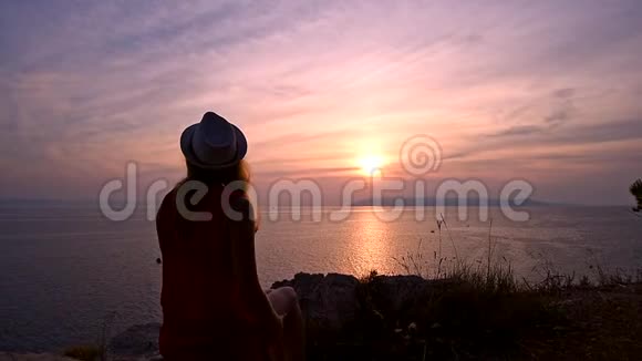 女孩在海上欣赏日落美景视频的预览图