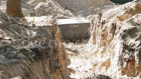 大水沟为水气油管道有混凝土收集器的深沟管道视频的预览图