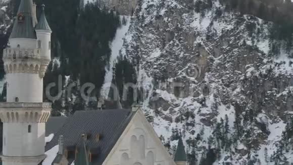 纽什旺斯坦城堡在冬季和雕像巴伐利亚阿尔卑斯山德国鸟瞰图视频的预览图