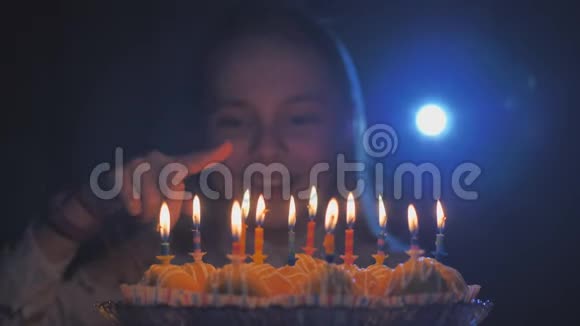 少女喜欢在生日时在蛋糕上点蜡烛视频的预览图