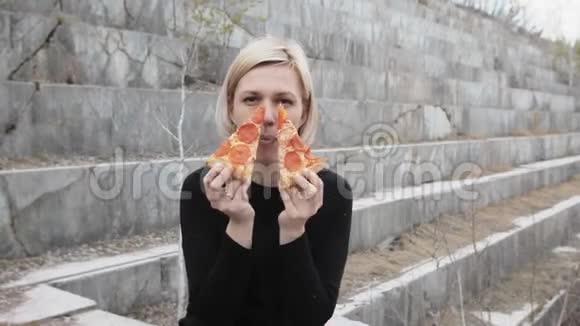 美丽的女人在大理石背景上用披萨片即兴表演放弃了大理石存款视频的预览图