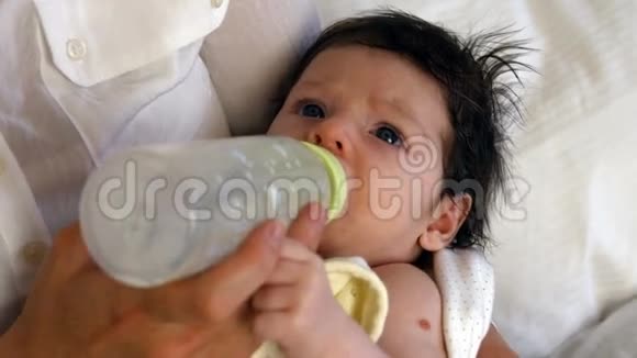 从奶瓶中喝的婴儿视频的预览图