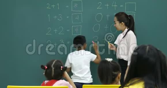 男孩在绿色黑板上写数学问题答案视频的预览图
