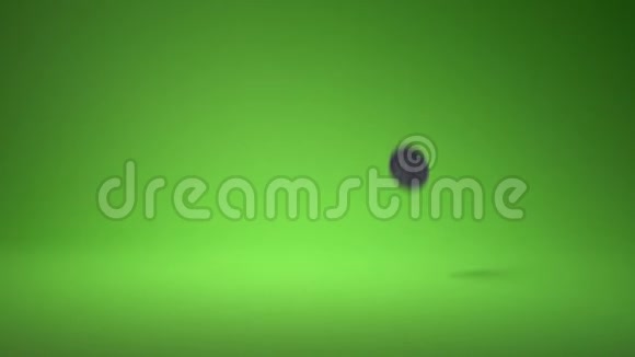 落在绿色背景上的硬币视频的预览图