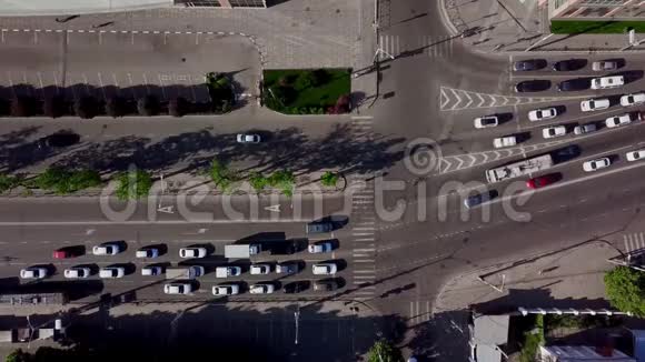 无人机视野城市道路交通堵塞的正上方视频的预览图