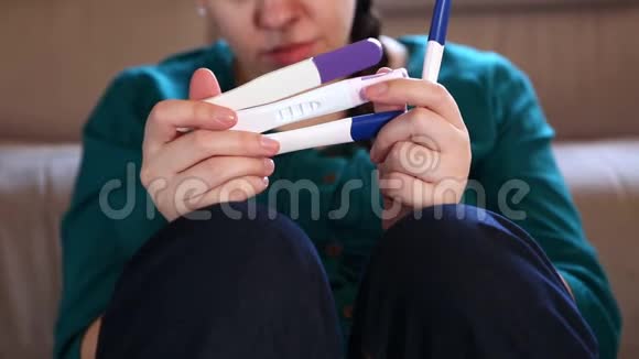 失望妇女怀孕检测结果阴性视频的预览图