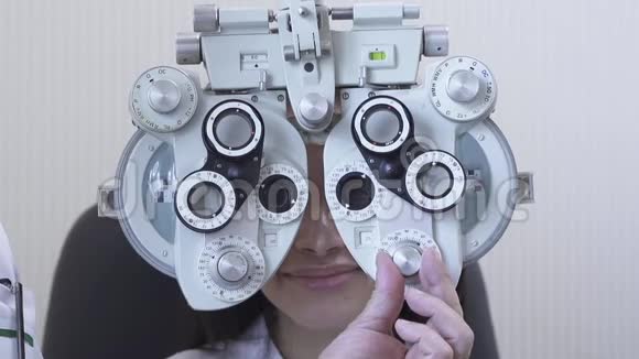 视光师眼科医生用光翅目闭眼术进行肖像女性眼睛检查可爱的女人微笑着视频的预览图