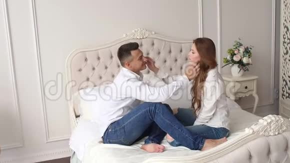 浪漫的美丽情侣在卧室拥抱视频的预览图
