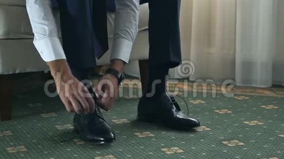 婚礼当天新郎穿上鞋子视频的预览图