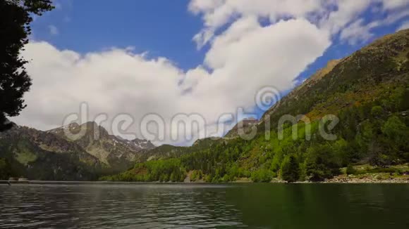 位于加泰罗尼亚的西班牙比利牛斯山脉美丽的AiguestortesiEstanydeSantMaurici国家公园时间流视频的预览图