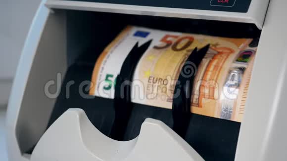 橙色欧元钞票数在机器里视频的预览图