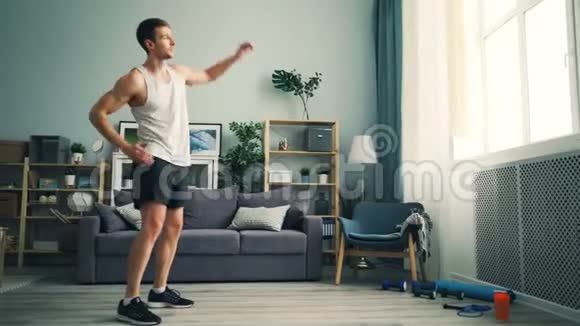 健康的年轻人在家做运动向右弯曲向左弯曲头部视频的预览图