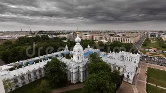 时间推移戏剧性的天空从斯莫尔尼大教堂俯瞰圣彼得堡市视频的预览图