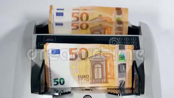 现代柜台使用新的欧元钞票检查它们视频的预览图