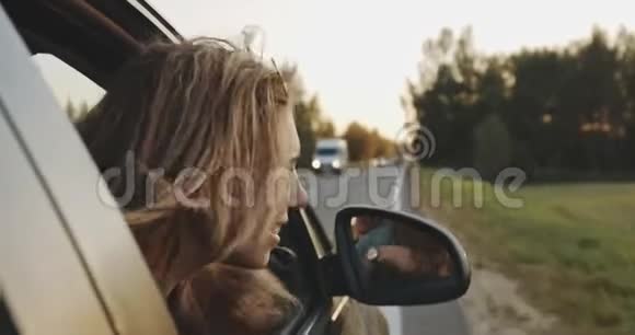年轻女子乘汽车或露营车旅行的电影励志视频打开窗户呼吸新鲜空气视频的预览图
