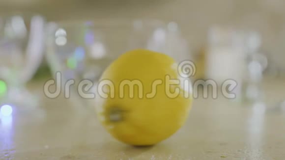 柠檬打开桌子视频的预览图