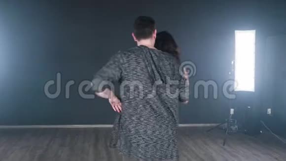 带着年轻女人在舞蹈室练习的男人视频的预览图