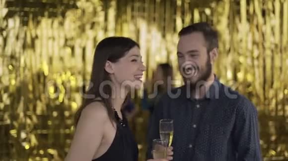 在聚会上开会男人和女人在迪斯科聚会金色背景的特写4k视频的预览图