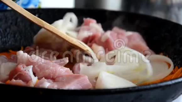 在煎锅里做饭工作室照明女孩在锅里炒猪肉牛肉和蔬菜视频的预览图