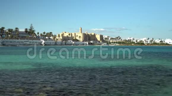 古老的堡垒里巴特矗立在突尼斯莫纳斯蒂尔的海岸上保护海盗的堡垒旧精英视频的预览图