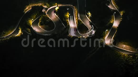 在美丽的S弯路山上行驶的高架观景车超移视频的预览图
