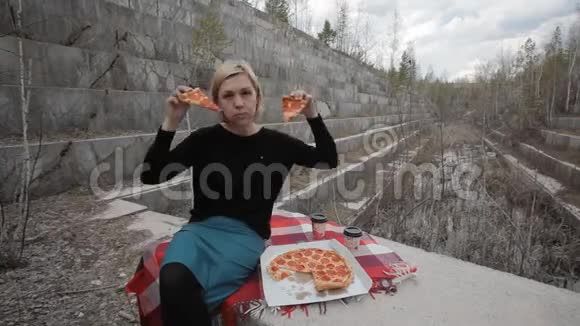 美丽的女人在大理石背景上用披萨片即兴表演视频的预览图