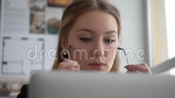 漂亮的眼镜女工程师在创意办公室工作笔记本电脑视频的预览图