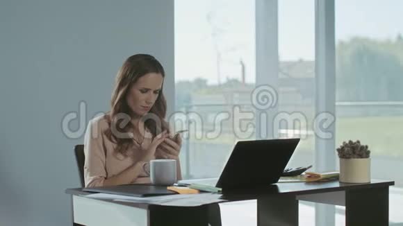 商务女性在工作场所滚动移动微笑的女士休息了视频的预览图