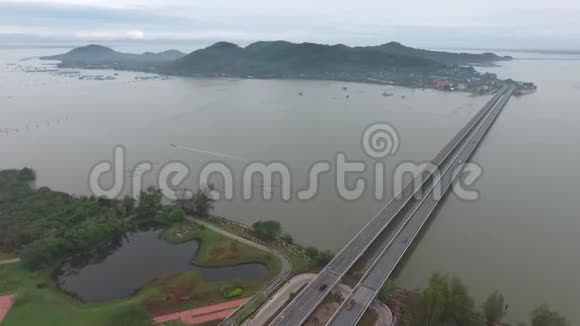 丁苏兰达桥的无人机射击泰国的混凝土桥很长视频的预览图