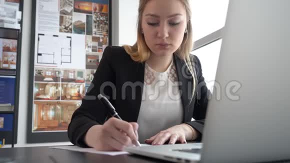 现代办公室桌上摆着笔商务文件的女企业家写作视频的预览图
