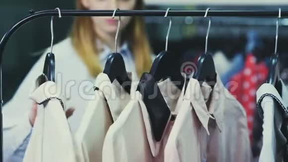 女人在展厅里摸衣架和衬衫视频的预览图