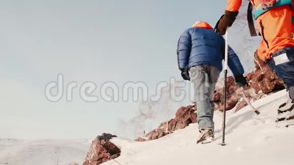 一群登山者在茂密的雪中互相跟随最后一个游客腿落在雪下他们的权利视频的预览图