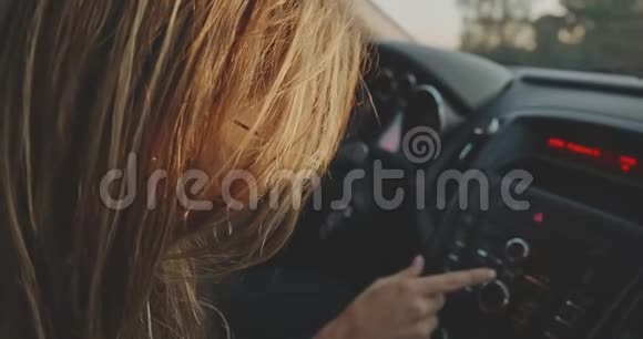 女司机在车里触摸仪表板视频的预览图