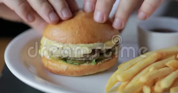 吃汉堡特写快餐视频的预览图