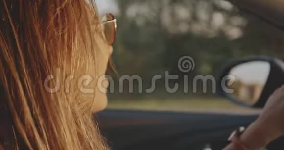 年轻女子开着一辆豪华轿车视频的预览图