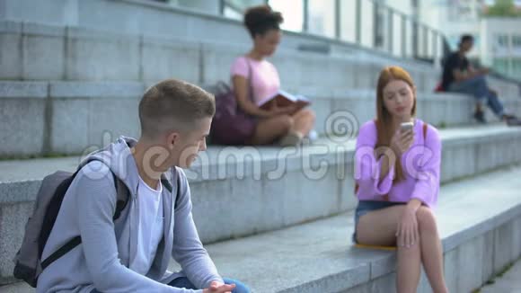 害羞的高中生看着女同学青少年的不安全感怀疑视频的预览图