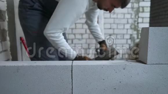 室内装修工地的白种人模糊男建筑工人视频的预览图