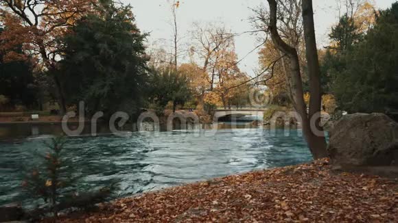 实时拍摄河水的快速流动慕尼黑的英国花园慕尼黑的英国花园是最大的花园之一视频的预览图