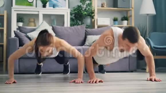 女孩和男孩在家做俯卧撑和拍手练习视频的预览图