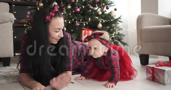 妈妈带着女儿在家庆祝圣诞节视频的预览图