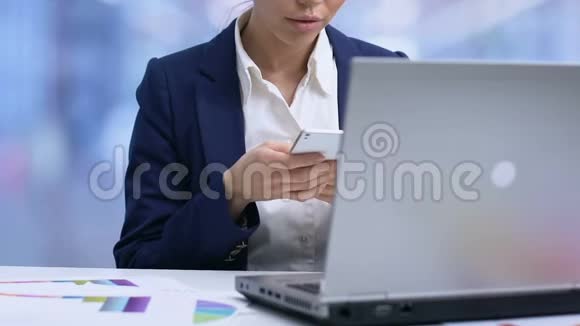 办公室工作人员在智能手机上打字使用移动银行工具表格上的图表视频的预览图