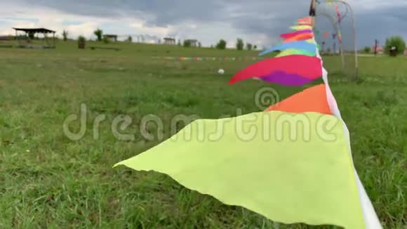 体育节期间在足球场上迎风飘扬的弦上五颜六色的三角旗视频的预览图