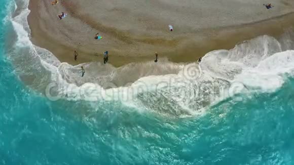 从无人驾驶飞机上俯瞰海岸附近的海浪绿松石的大海有着不同的蓝色田园诗般的色调视频的预览图