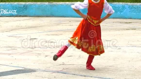 女孩跳俄罗斯民族舞视频的预览图