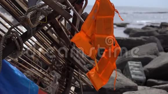 一件救生衣挂在岩石海边的一艘渔船的残骸上沉船的概念一个人都没有活下来视频的预览图