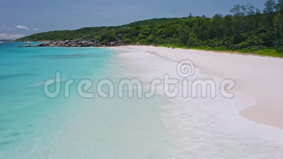 低飞行以上透明蔚蓝的海水白浪抵达异国天堂沙滩夏季假期视频的预览图